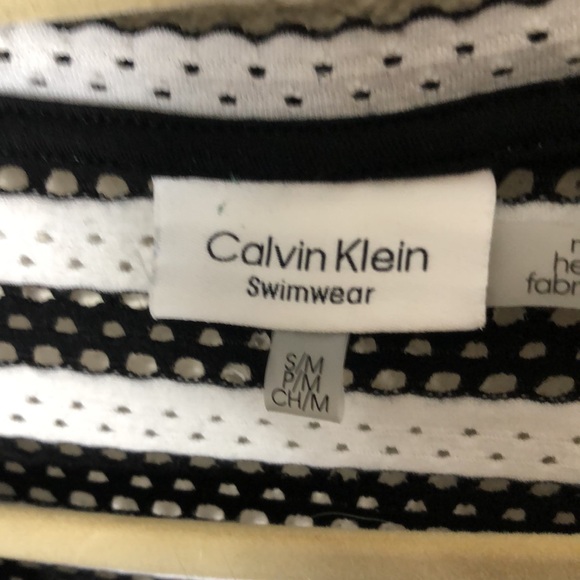 Calvin Klein Swim beach cover up in crochet in black and white PM - Picture 7 of 8